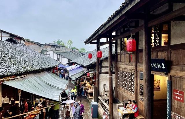 一小孩坐缆车时滑落车外悬挂空中，文旅局：小孩私自解除安全措施